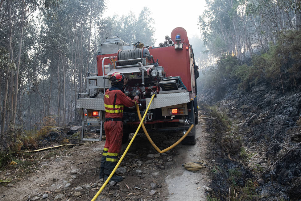 Ávila y A Coruña sufren un fin de semana negro de incendios con más de 3.000 hectáreas arrasadas