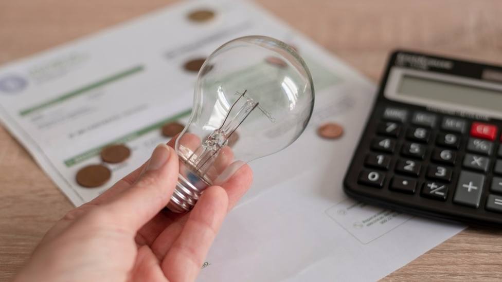Ahorra en tu factura de la luz: dos economistas detallan sus trucos para pagar menos por la energía