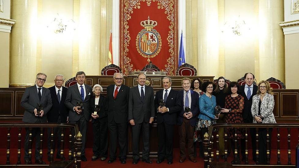 Foto de familia de los premiados por la Asociacíon Taurina Parlamentaria en el Senado