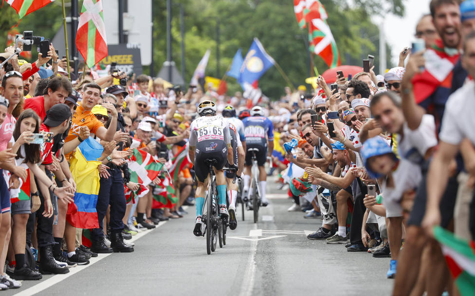 El pelotón del Tour de Francia pasa por el País Vasco