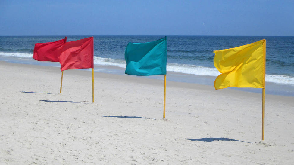 Verde, amarilla y roja no son las únicas: La bandera de la playa que alerta de la presencia de tiburones