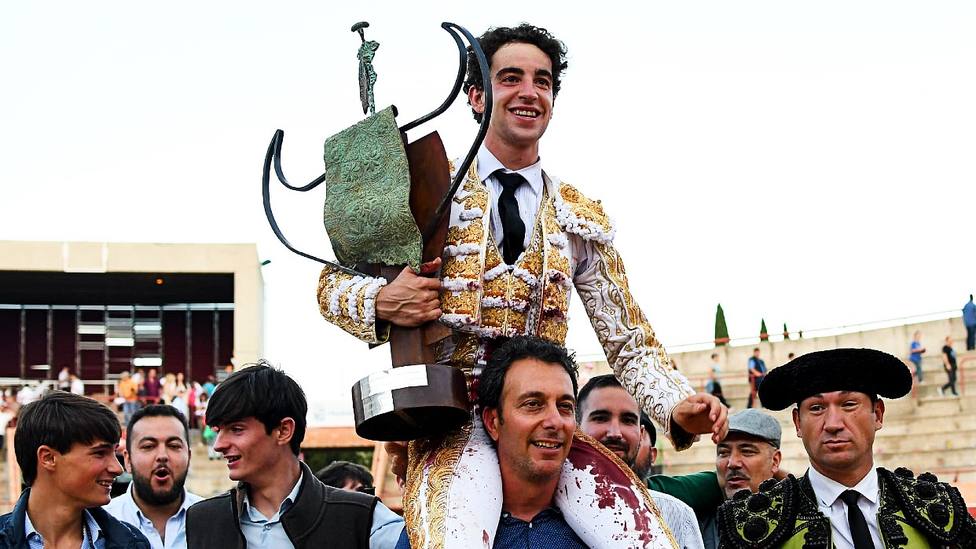 Víctor Hernández saliendo a hombros en Móstoles portando la Copa Chenel