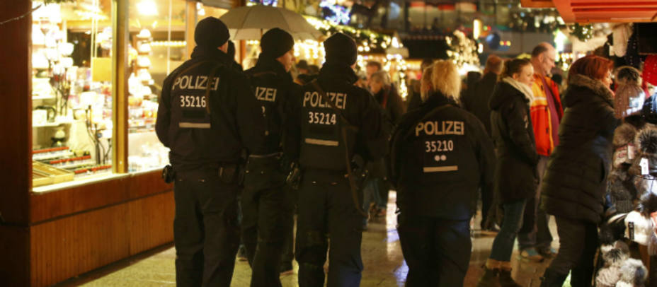 Agentes de la policía alemana en el mercadillo navideño de Berlín. REUTERS