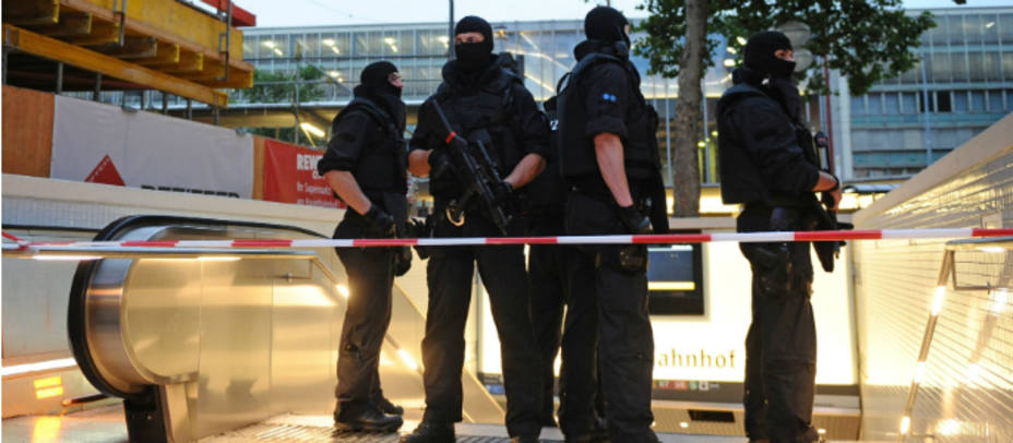 Agentes de la policía buscando a los autores del tiroteo en Múnich. EFE