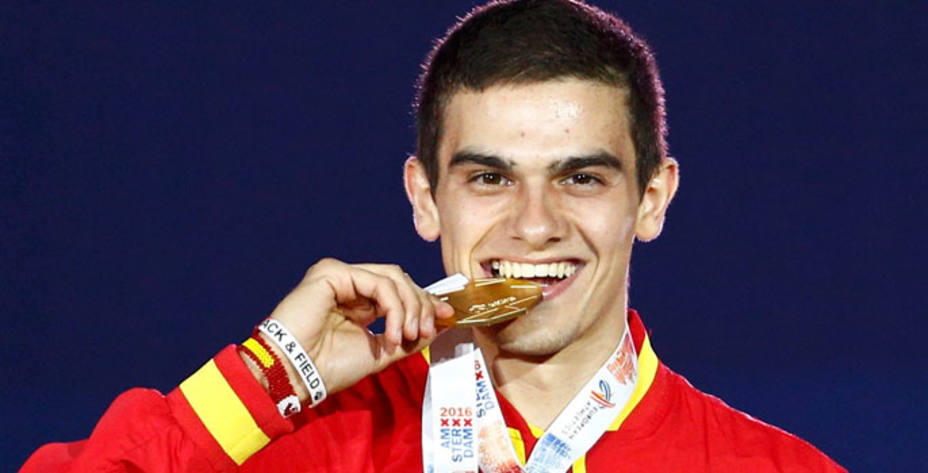 Bruno Hortelano posa con su medalla de oro que le acredita como campeón de Europa (FOTO - Reuters)