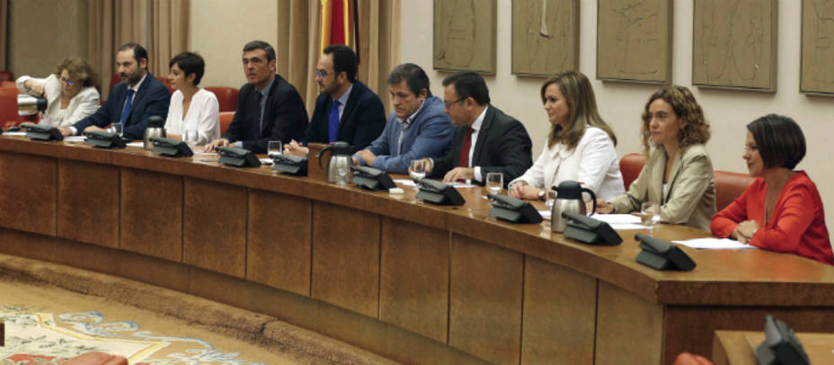 El presidente de la gestora del PSOE, Javier Fernández, junto a algunos de los diputados socialistas. EFE