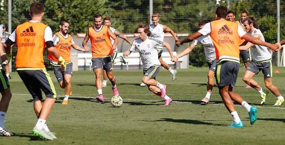 El Real Madrid ejercitándose sobre el césped de Valdebebas. (Foto: realmadrid.com)