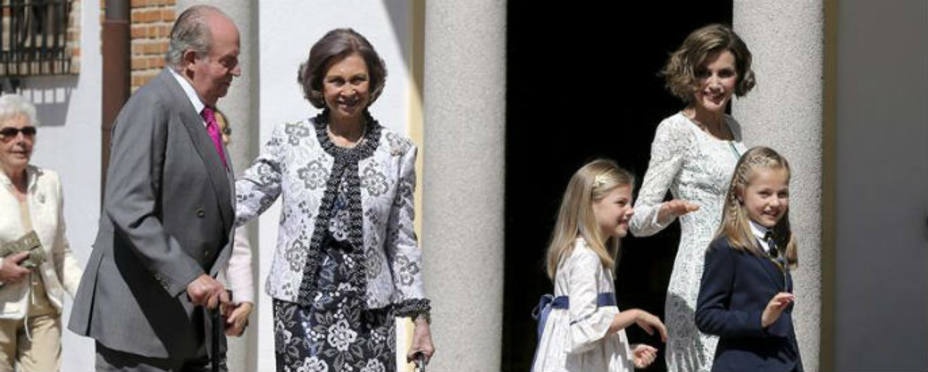 La reina Letizia acompañada por sus hijas, Leonor y Sofía, y los reyes Juan Carlos y Sofía. EFE