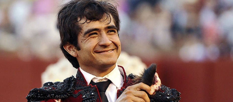 Joselito Adame con la oreja paseada este viernes en Sevilla. EFE