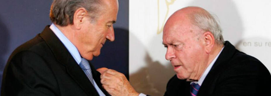Joseph Blatter, presidente de la FIFA, junto a Alfredo di Stéfano