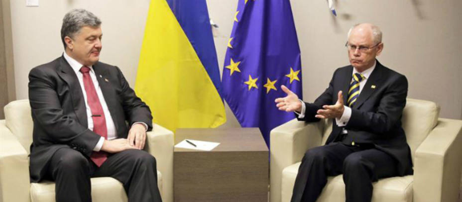 Petró Poroshenko y Herman Van Rompuy durante su encuentro en Bruselas. EFE