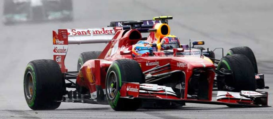 Alonso, en el momento en el que su alerón delantero es dañado (Reuters)