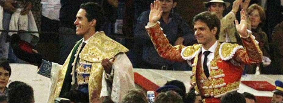 Diego Silveti y El Juli durante la salida a hombros en la pasada Temporada Grande. ARCHIVO