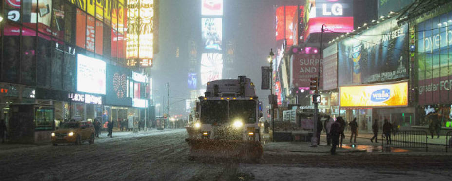 Una quitanieve intenta limpiar Times Square, en el centro de la gran manzana que ha quedado bajo la nieve. REUTERS