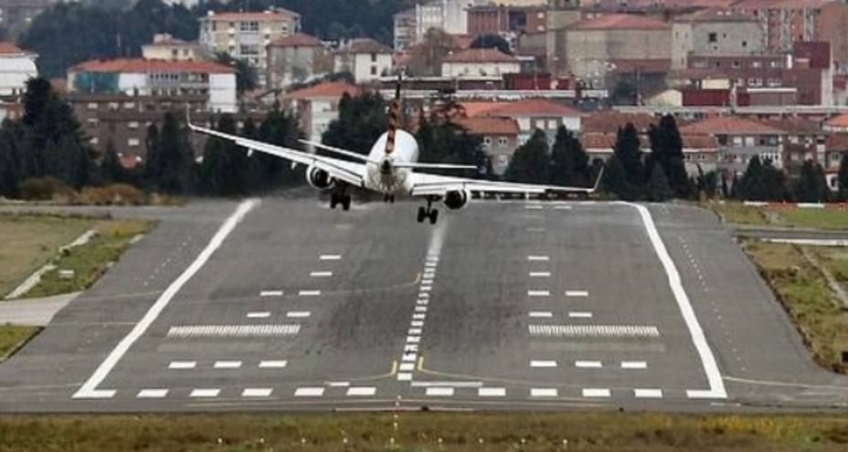 Un avión tiene problemas para aterrizar en el País Vasco por el viento. Foto archivo