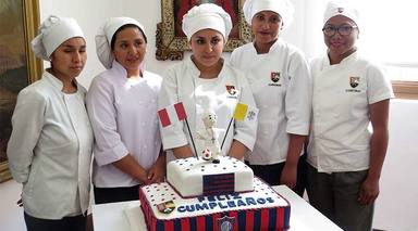 Jóvenes regalan al Papa una torta inspirada en el equipo de futbol “de sus amores”, el San Lorenzo de Almagro (Argentina)