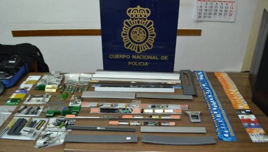La Policía detiene a dos expertos instaladores de dispositivos de clonado de tarjetas