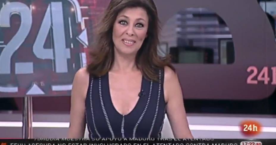 Una presentadora del Canal 24 horas no puede aguantar la risa después del fallo en directo de su compañera