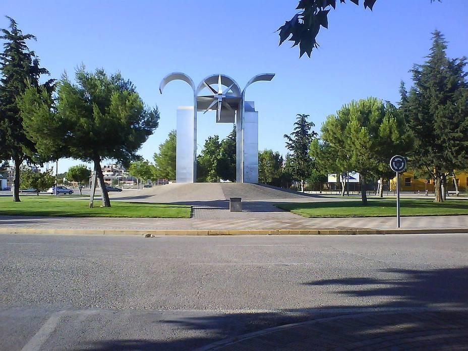 Pórtico de la Mancha, escultura de JL Sánchez en Albacete