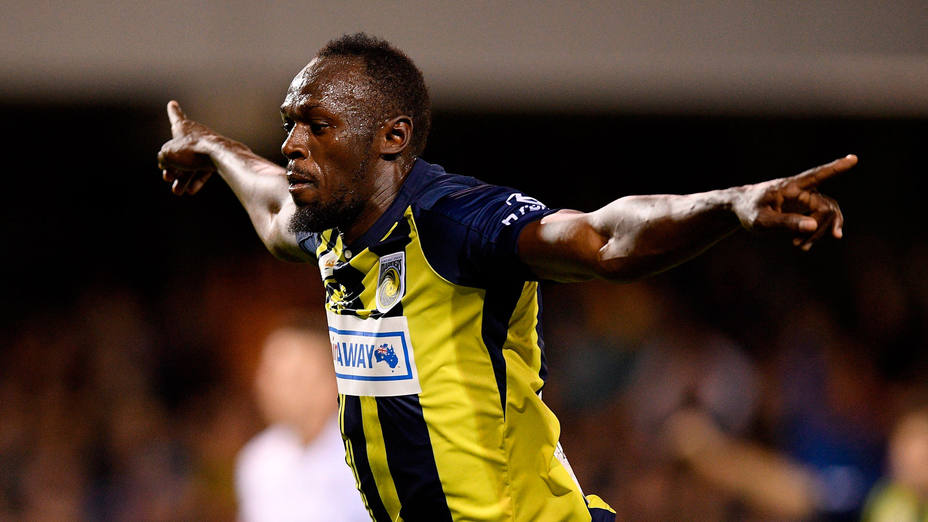 Usain Bolt celebra su primer gol como futbolista profesional. EFE
