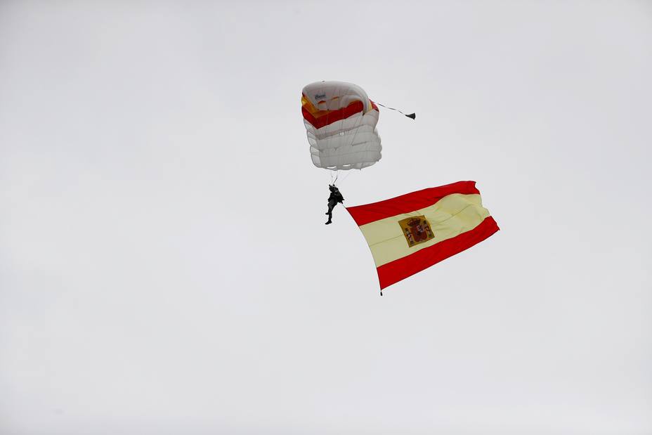 Un paracaidista que porta la bandera de España, al inicio del desfile del 12 de octubre