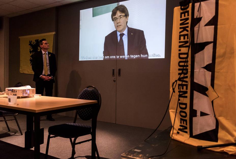 Carles Puigdemont da un discurso a los jóvenes seguidores de N-VA