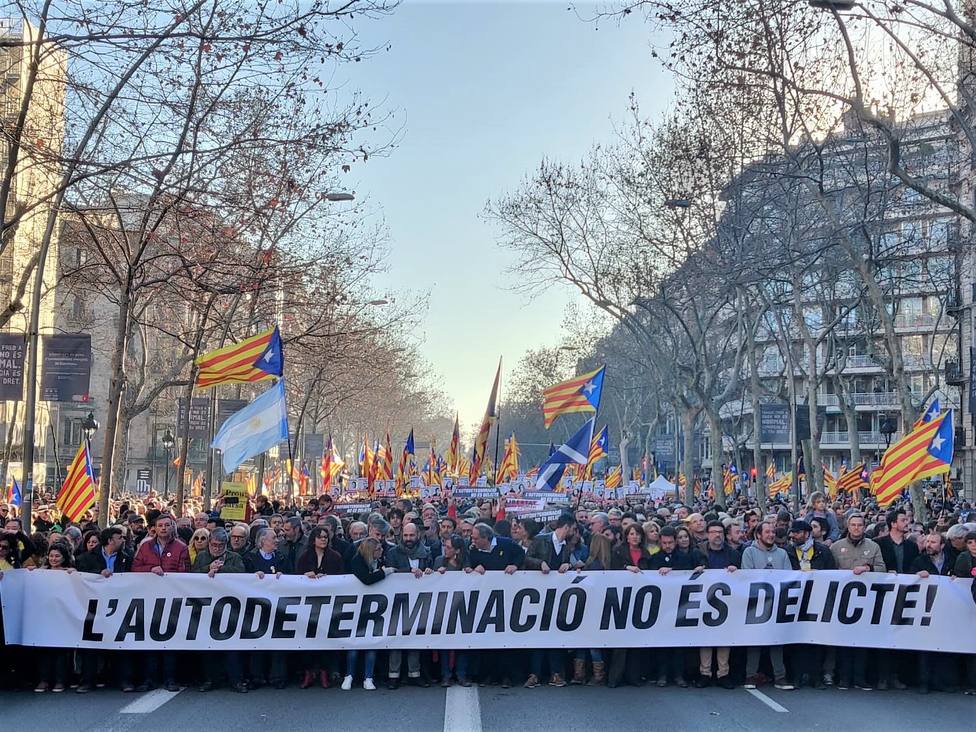 Miles de personas comienzan la manifestación de Barcelona contra el juicio del procés