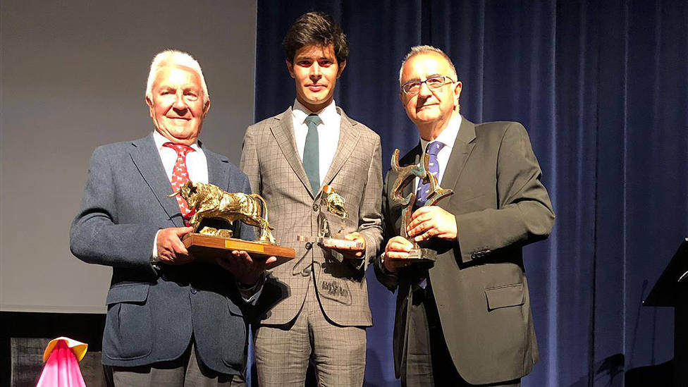 José Escolar, Juanito y el periodista Roberto Gómez, en la gala de trofeos de Arnedo