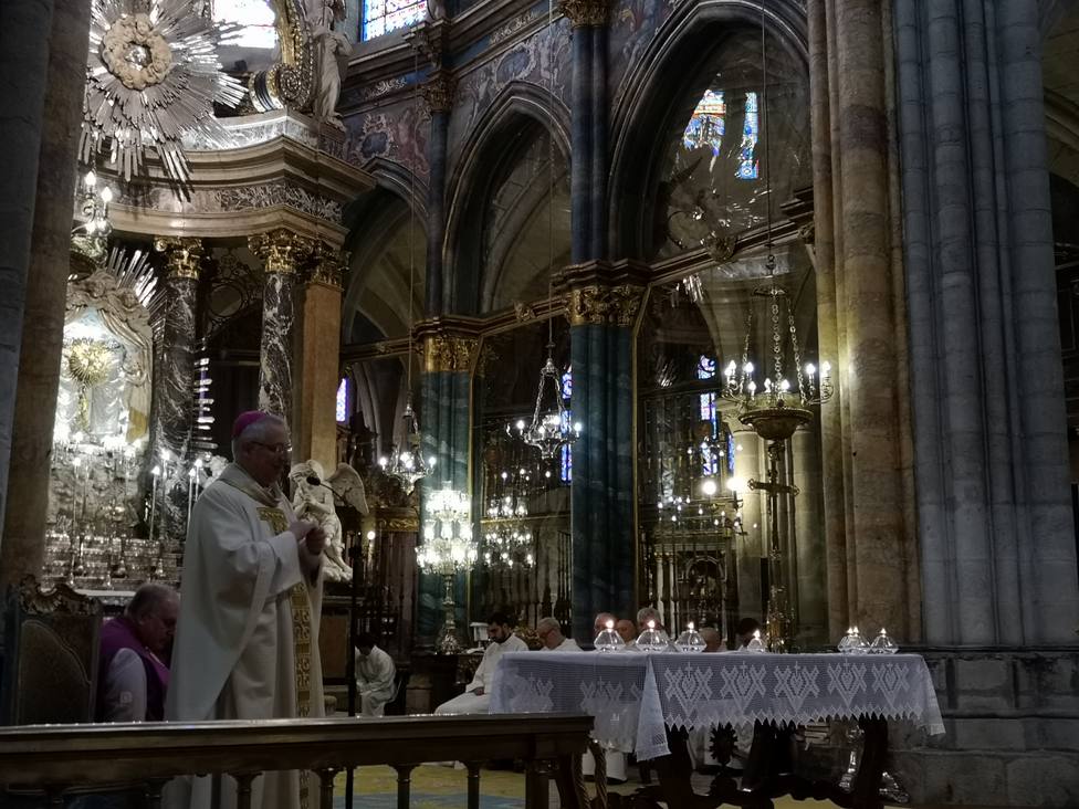 El obispo preside la Misa Crismal en la Catedral de Lugo