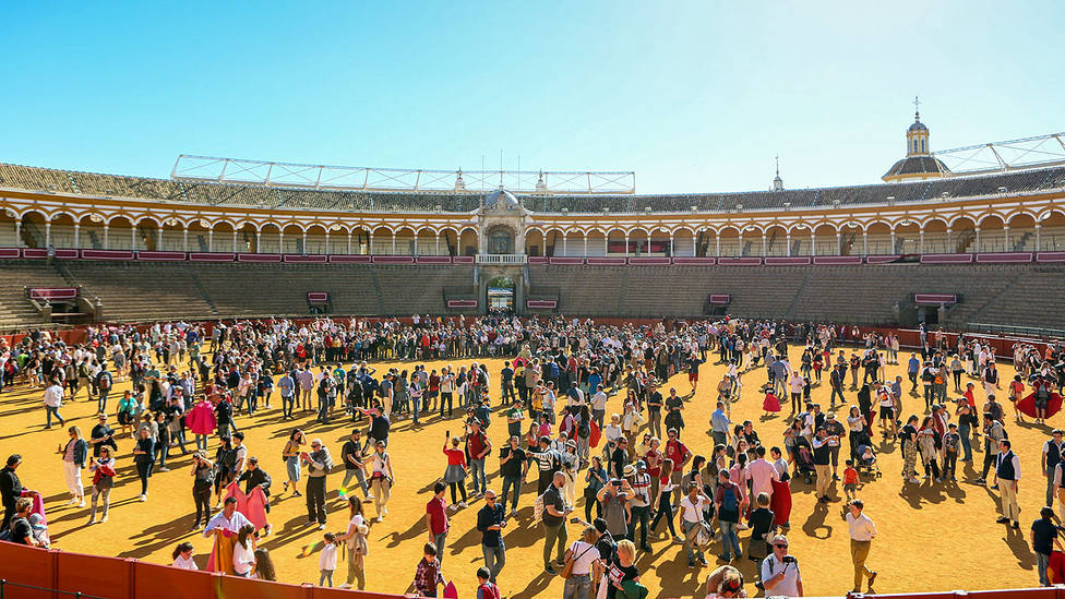 Miles de aficionados y curiosos desfilaron por el ruedo de la Real Maestranza de Sevilla este viernes