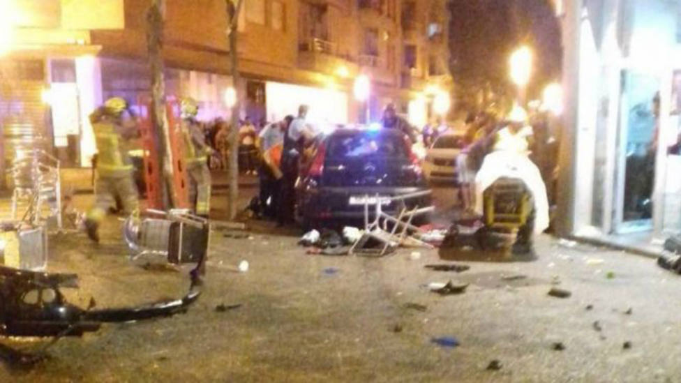 Un coche se estrella contra una terraza en Gerona hiriendo de gravedad a una niña y a otras nueve personas