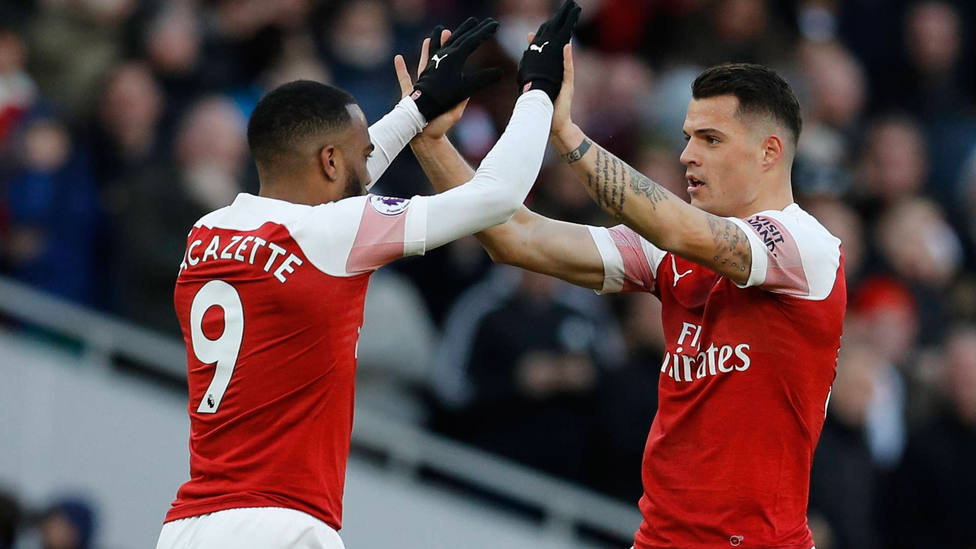 Lacazette y Xhaka celebran un gol a favor del Arsenal. CORDONPRESS