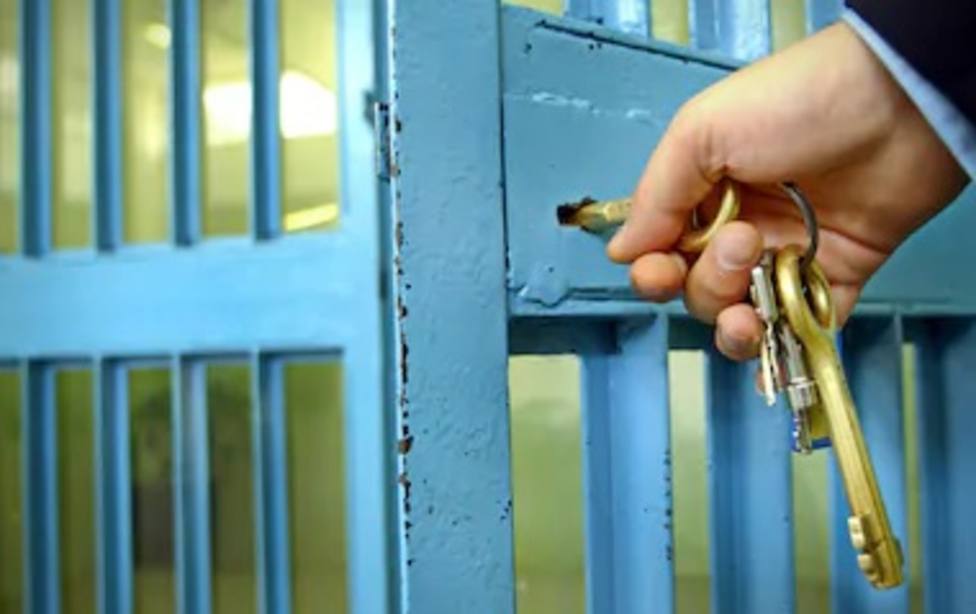 Más de 120 presos de la cárcel de Cáceres cumplen condena en su casa por el Covid-19