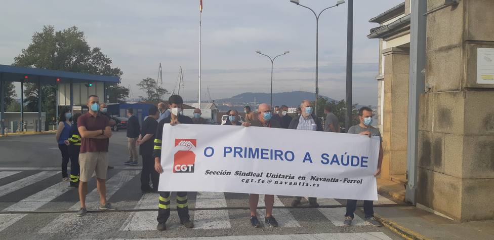 Delegados de la CGT ante la entrada principal de Navantia Ferrol