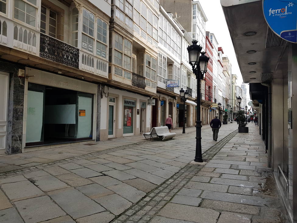 Una de las calles de Ferrol con locales vacíos. FOTO: PP Ferrol