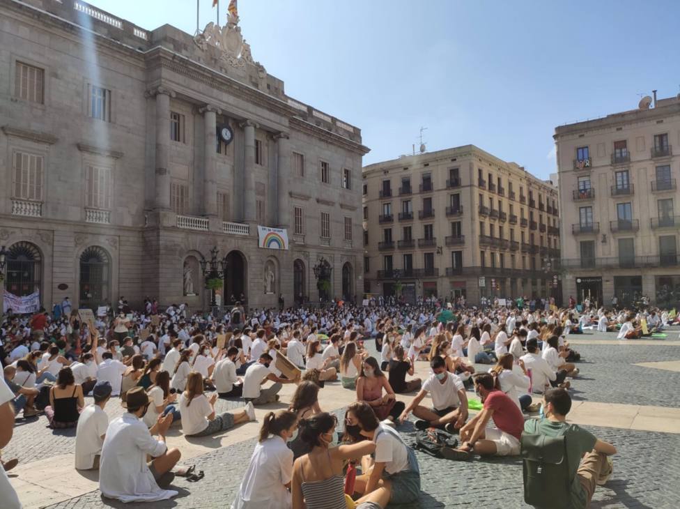 Concentración de Médicos Internos Residentes (MIR) en la plaza Sant Jaume de Barcelona (Archivo) EUROPA PRESS
