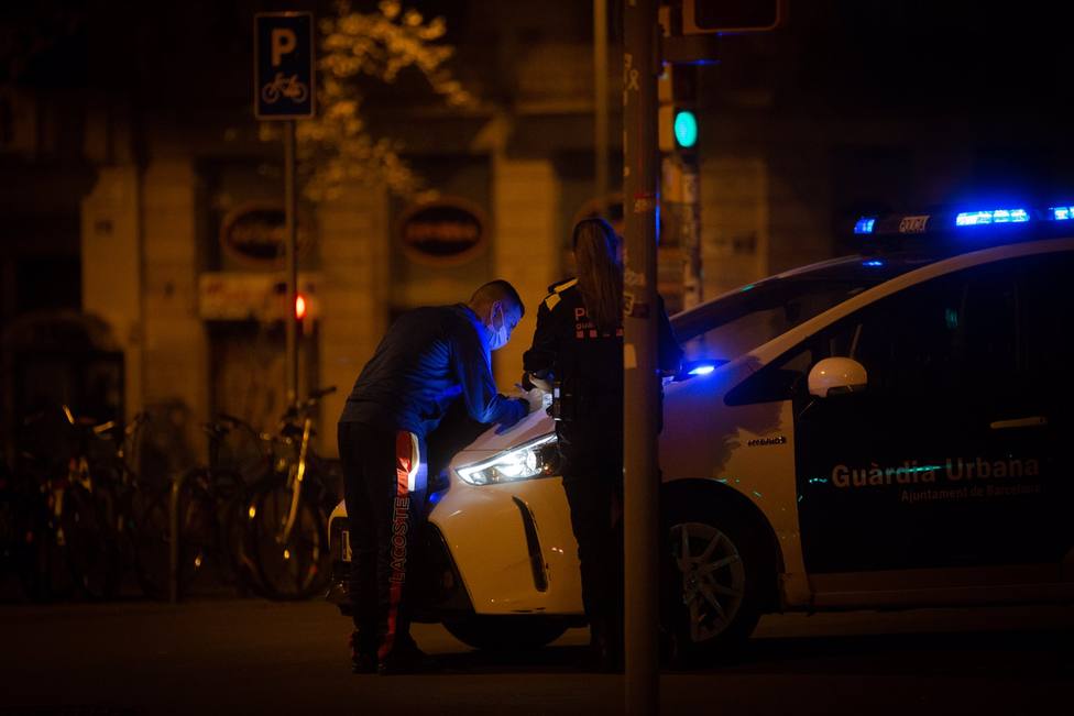 Guardia Urbana de Barcelona multa a un hombre en el Arc de Triomf, noviembre 2020