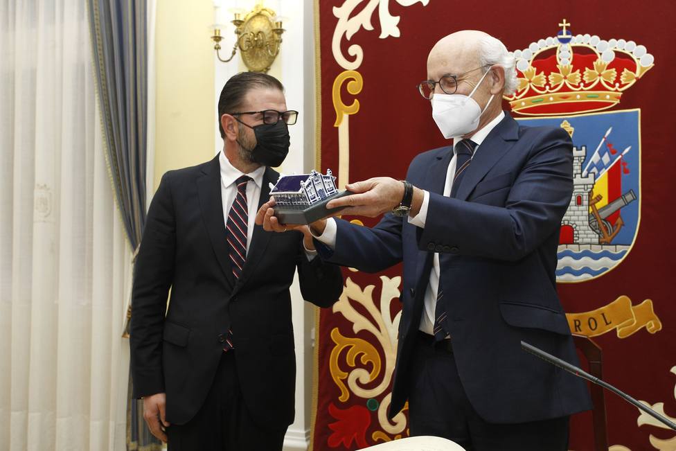 Fernando Suanzes recibiendo un regalo institucional de manos de Ángel Mato - FOTO: Concello de Ferrol