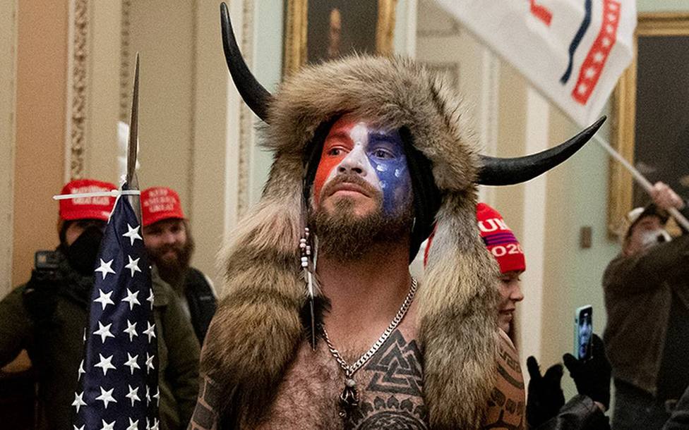 El chamán bisonte Jake Angeli, detenido por el asalto al Capitolio en Washington