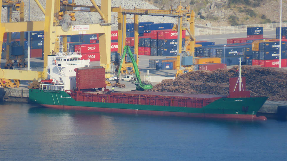 Foto de archivo del buque Daroja en el puerto exterior de Ferrol estibando madera - FOTO: Jose R Montero