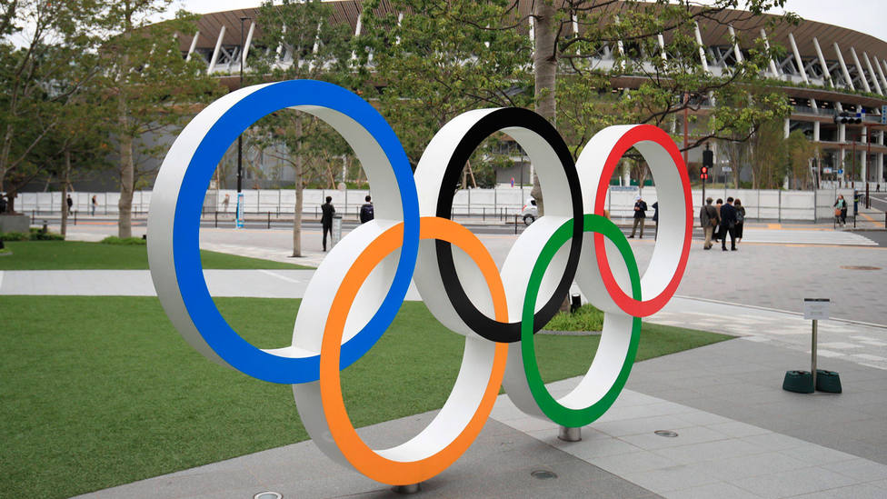 Los aros olímpicos sobre el estadio olímpico de Tokio. CORDONPRESS