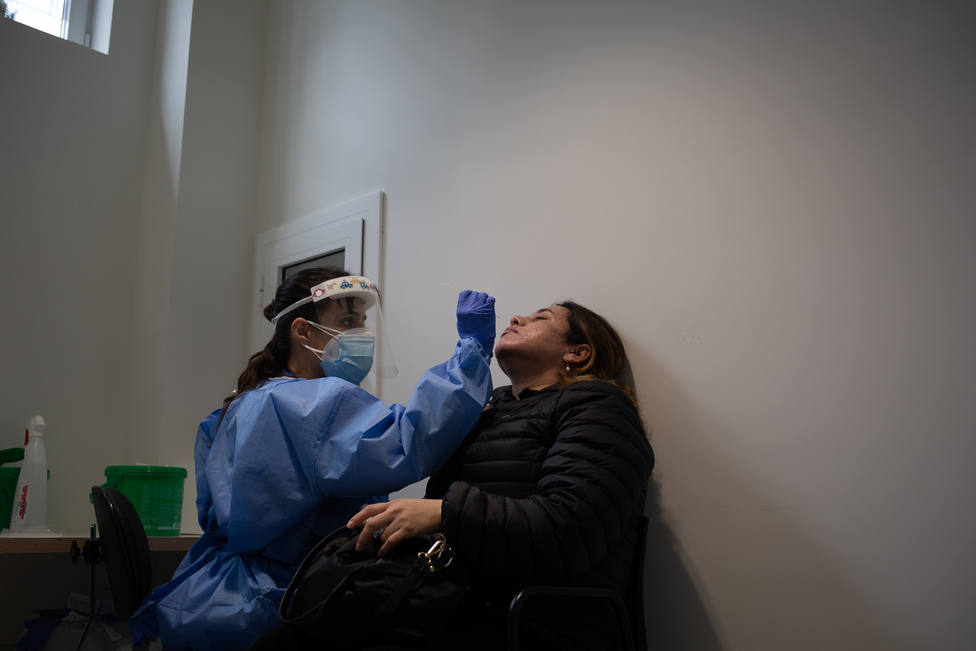 Una profesional sanitaria realiza una prueba PCR - FOTO: Europa Press / David Zorrakino
