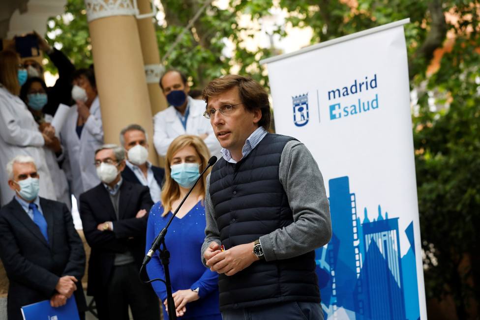 Martínez Almeida visita punto de vacunación para trabajadores municipales