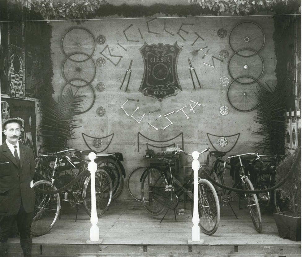 Pabellón de Bicicletas Cuesta en la I Feria de Muestras de Gijón en el año 1924