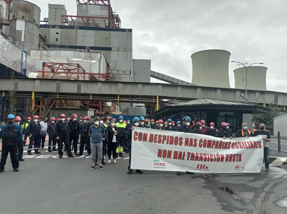 Trabajadores de la industria auxiliar y delegados sindicales celebran una protesta ante Endesa - FOTO: CCOO