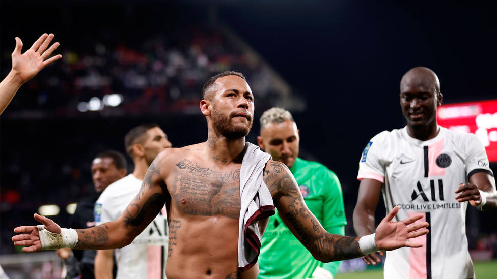 Neymar celebra el triunfo del PSG en campo del Metz en la Liga francesa. EFE