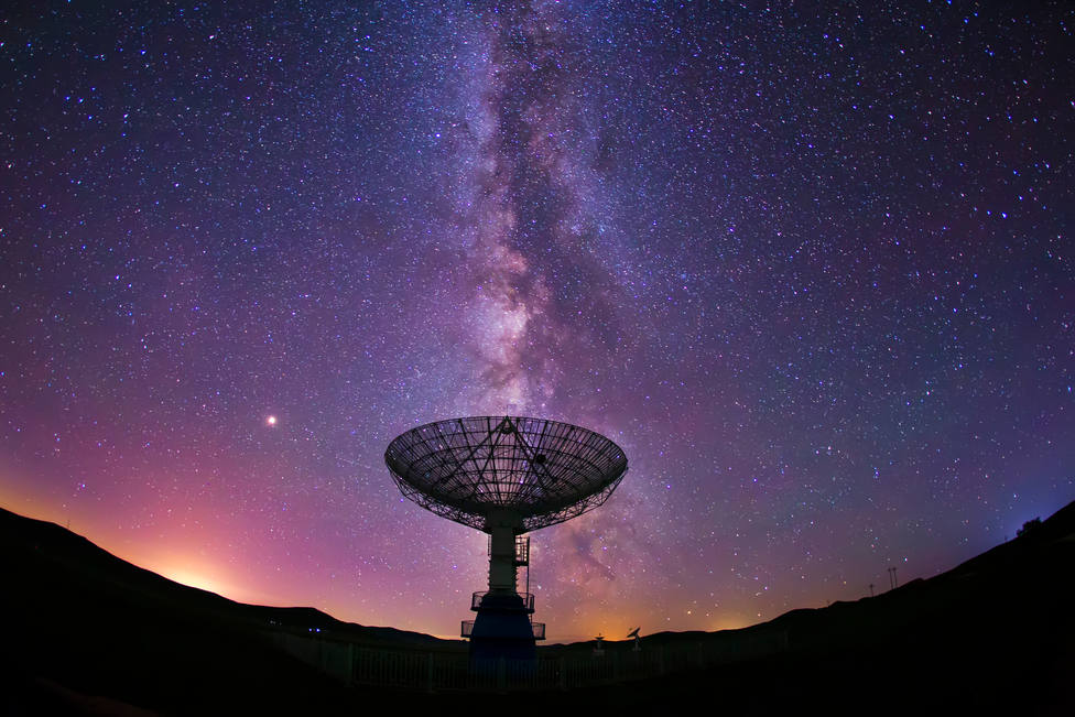 Un grupo de astrónomos detecta una señal de radio insólita dentro de la Vía Láctea