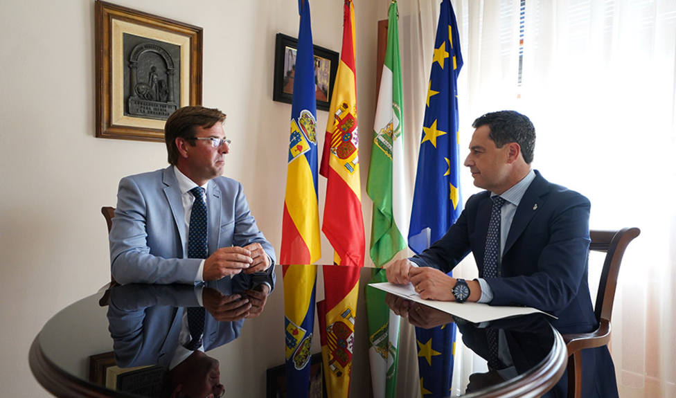 Moreno valora el empuje de los municipios de interior donde se construye y se hace Andalucía