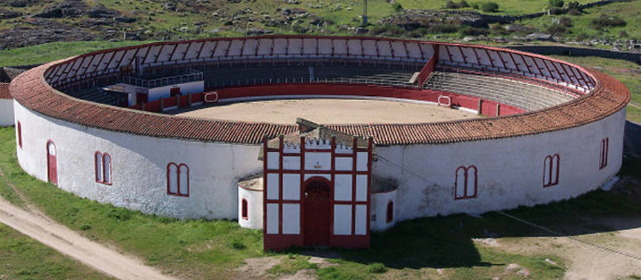 La plaza de toros salmantina de Ledesma acogerá un año más la celebración de su certamen novilleril. ARCHIVO