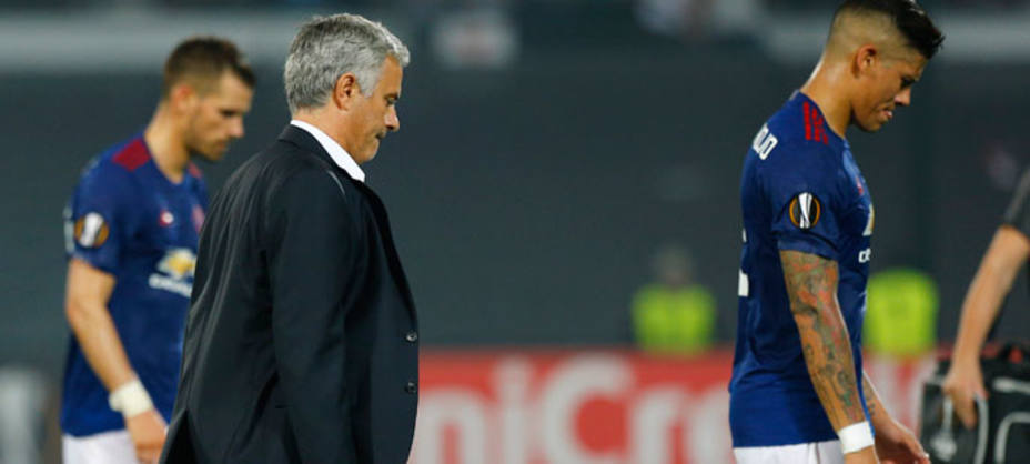 José Mourinho, cariacontecido, al término del partido de este jueves. REUTERS